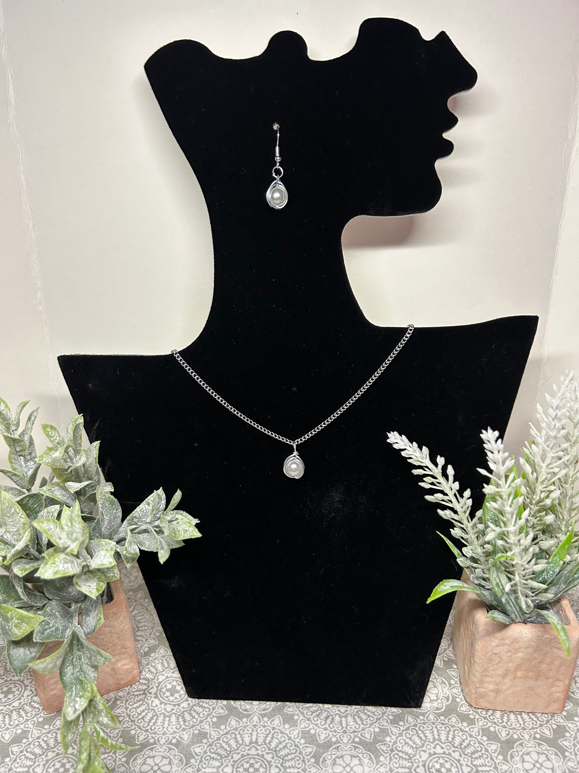 Silver Pearlescent Earrings and Necklace Set